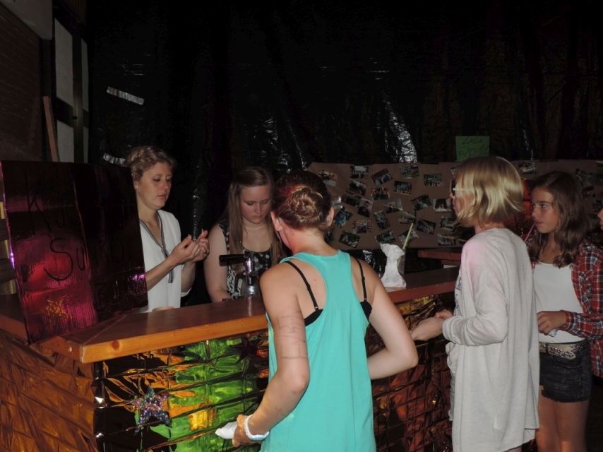 den Mimi und den Pia mixten die Cocktails