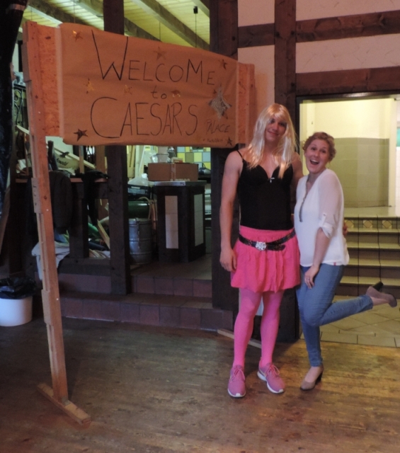 Schantalle begrüßt die Gäste im Casino